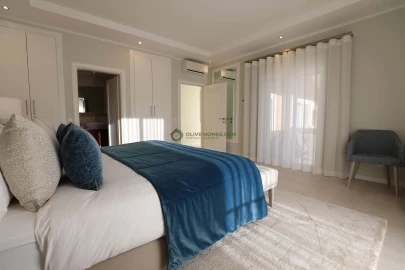 Moradia T5 para Venda em Quarteira