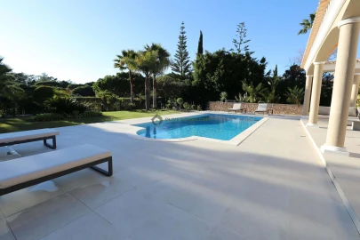 Moradia T5 para Venda em Quarteira