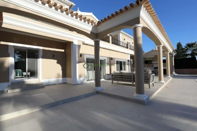 Moradia T5 para Venda em Quarteira