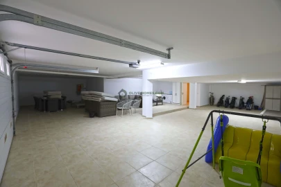 Moradia T5 para Venda em Quarteira