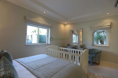 Moradia T5 para Venda em Quarteira