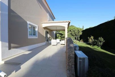 Moradia T5 para Venda em Quarteira