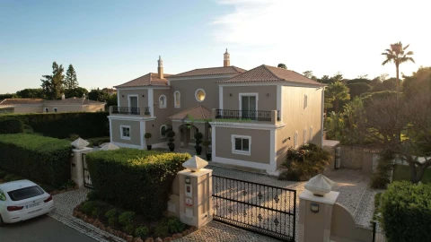 Moradia T5 para Venda em Quarteira