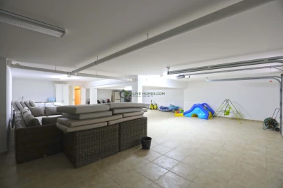 Moradia T5 para Venda em Quarteira