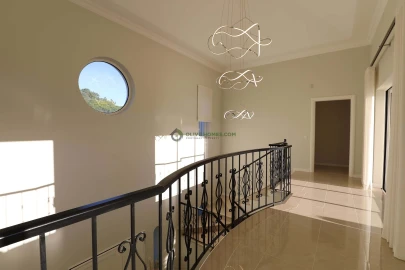 Moradia T5 para Venda em Quarteira