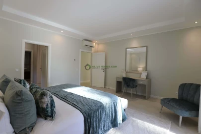 Moradia T5 para Venda em Quarteira