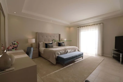 Moradia T5 para Venda em Quarteira