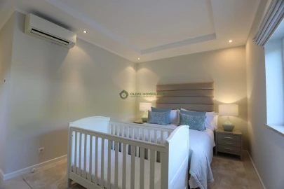 Moradia T5 para Venda em Quarteira