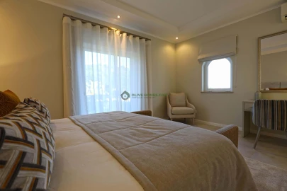 Moradia T5 para Venda em Quarteira