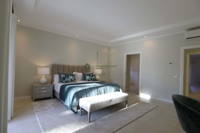 Moradia T5 para Venda em Quarteira