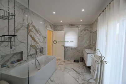 Moradia T5 para Venda em Quarteira