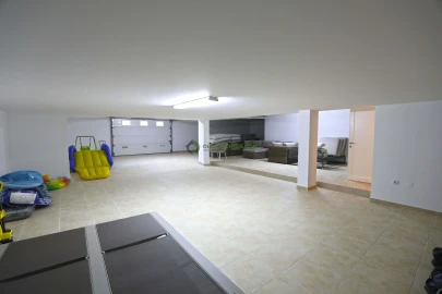 Moradia T5 para Venda em Quarteira