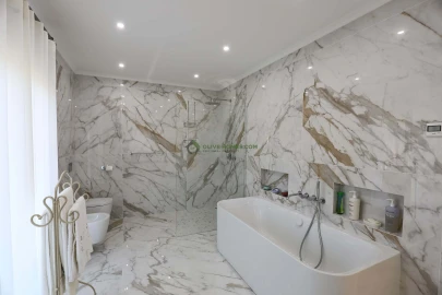 Moradia T5 para Venda em Quarteira