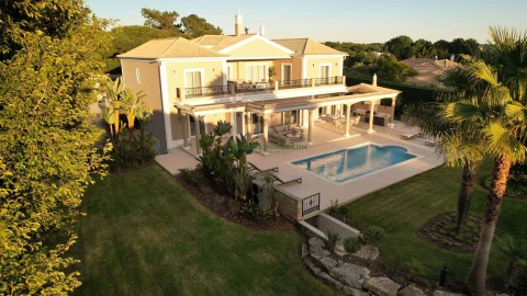 Moradia T5 para Venda em Quarteira