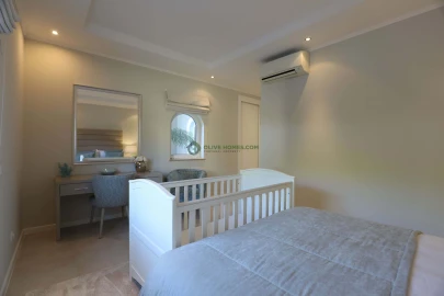 Moradia T5 para Venda em Quarteira