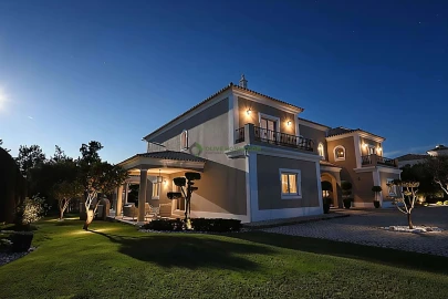 Moradia T5 para Venda em Quarteira