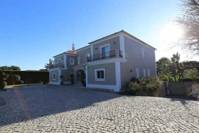 Moradia T5 para Venda em Quarteira