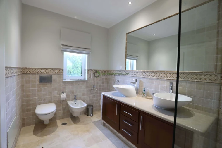 Moradia T5 para Venda em Quarteira Foto 51