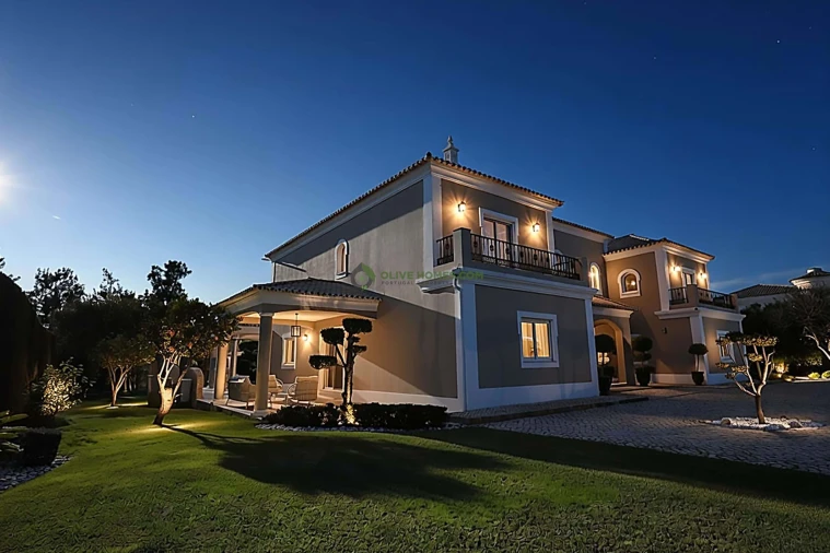 Moradia T5 para Venda em Quarteira Foto 5