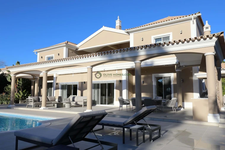 Moradia T5 para Venda em Quarteira Foto 9