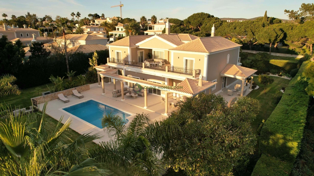 Moradia T5 para Venda em Quarteira Foto 3