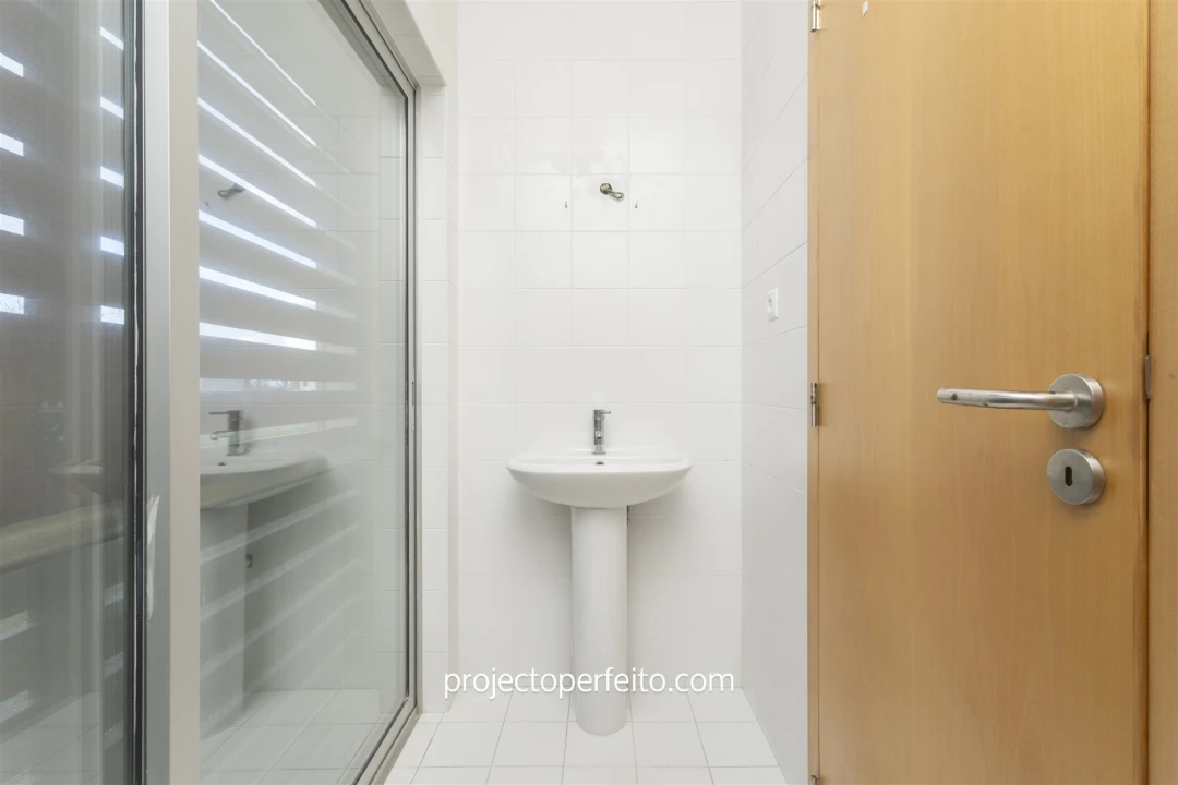 Loja para Arrendamento em Silvalde Foto 5