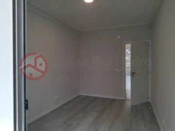 Apartamento T2 para Venda em Oeiras e São Julião da Barra, Paço de Arcos e Caxias