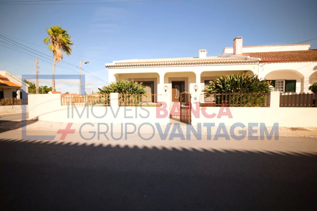 Moradia T4 para Venda em Sarilhos Grandes Foto 2