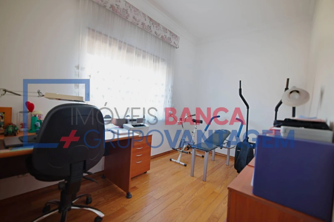 Moradia T4 para Venda em Sarilhos Grandes Foto 23