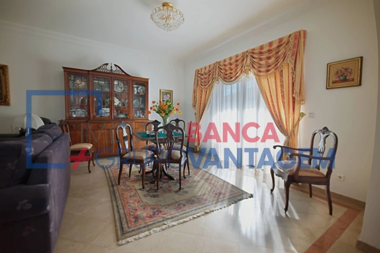 Moradia T4 para Venda em Sarilhos Grandes Foto 8