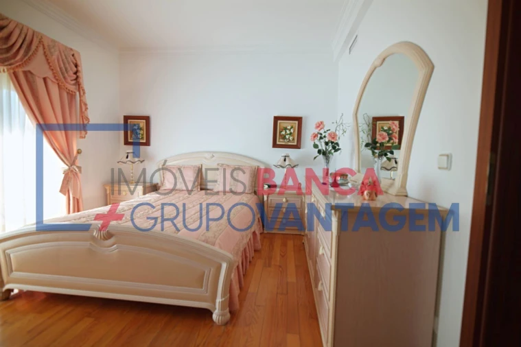 Moradia T4 para Venda em Sarilhos Grandes Foto 15