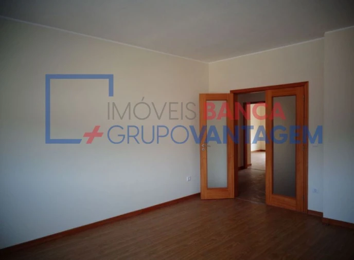 Apartamento T3 para Venda em Fonte Arcada e Oliveira Foto 4