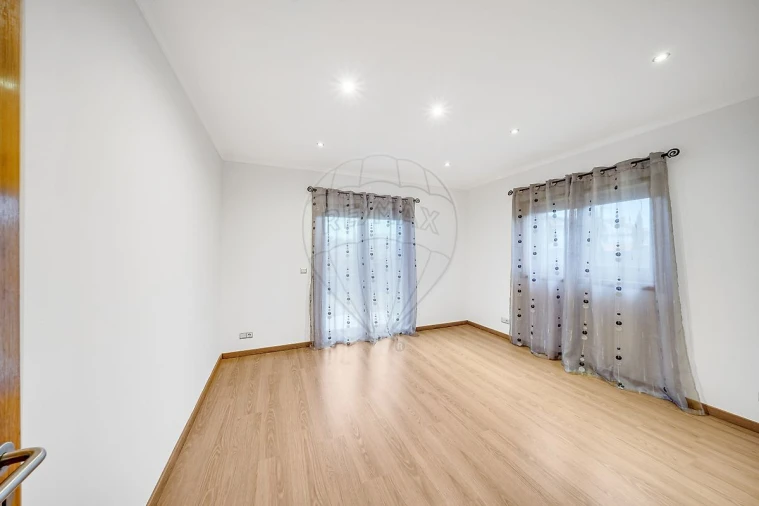 Moradia T4 para Venda em Oiã Foto 2