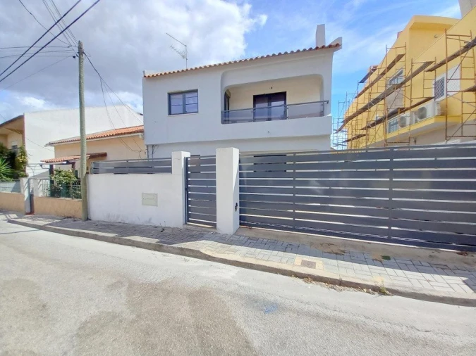 Moradia T6 para Venda em Amora Foto 1