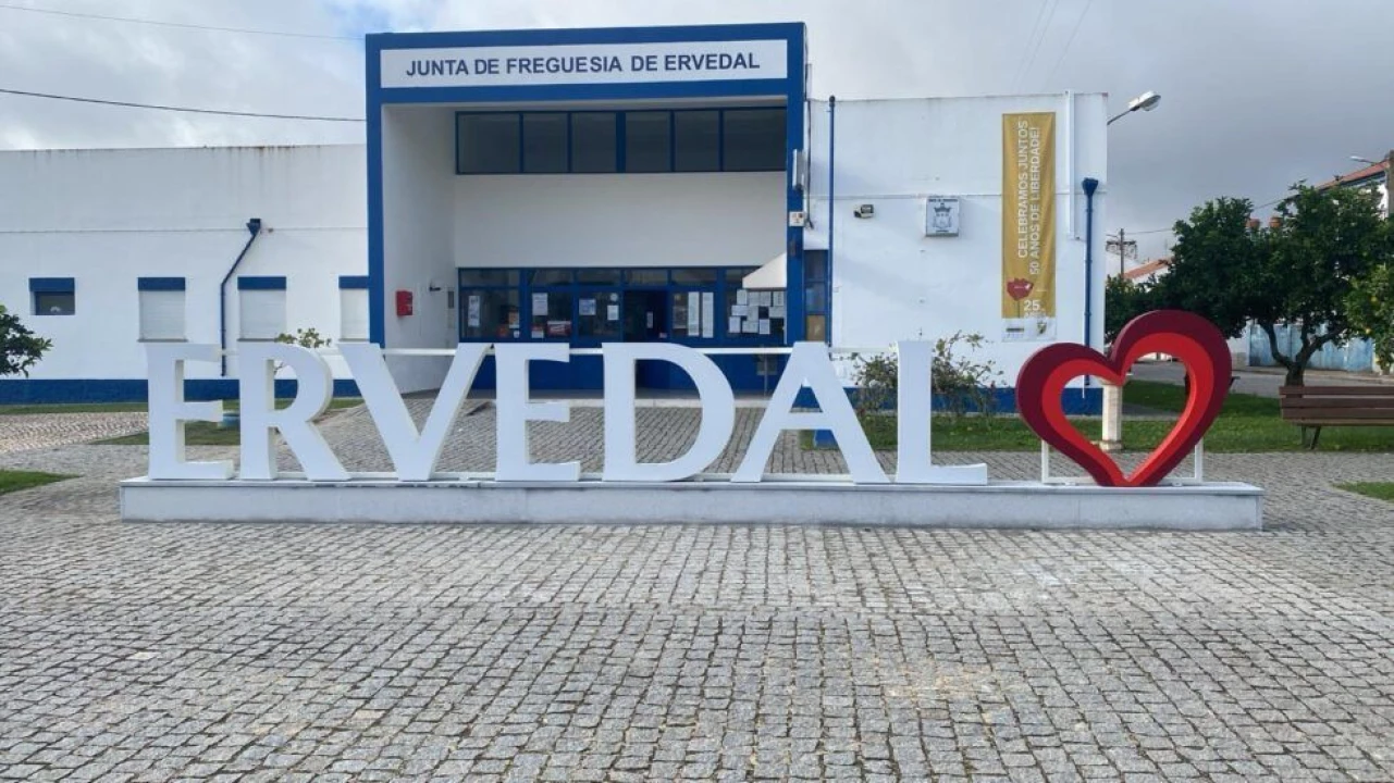 Moradia T4 para Venda em Ervedal Foto 4