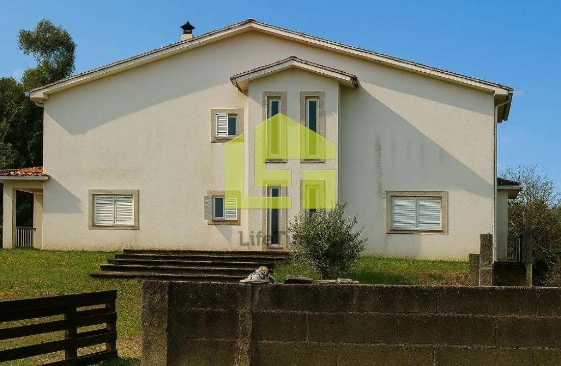 Moradia T4 para Venda em Castro Daire Foto 1