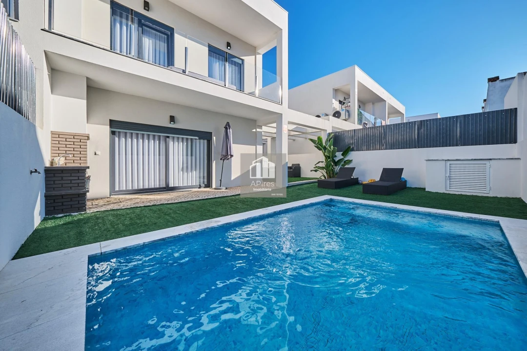 Moradia T4 para Venda em Fernao Ferro Foto 1