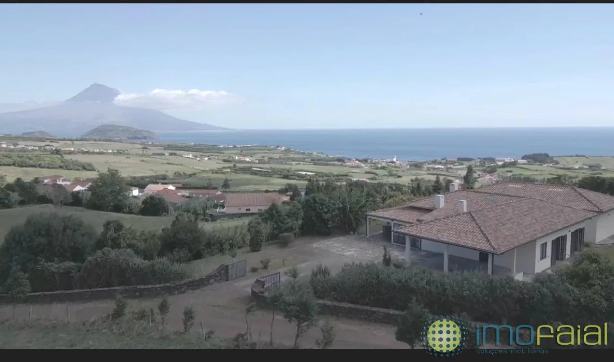 Moradia T5 para Venda em Feteira Foto 4