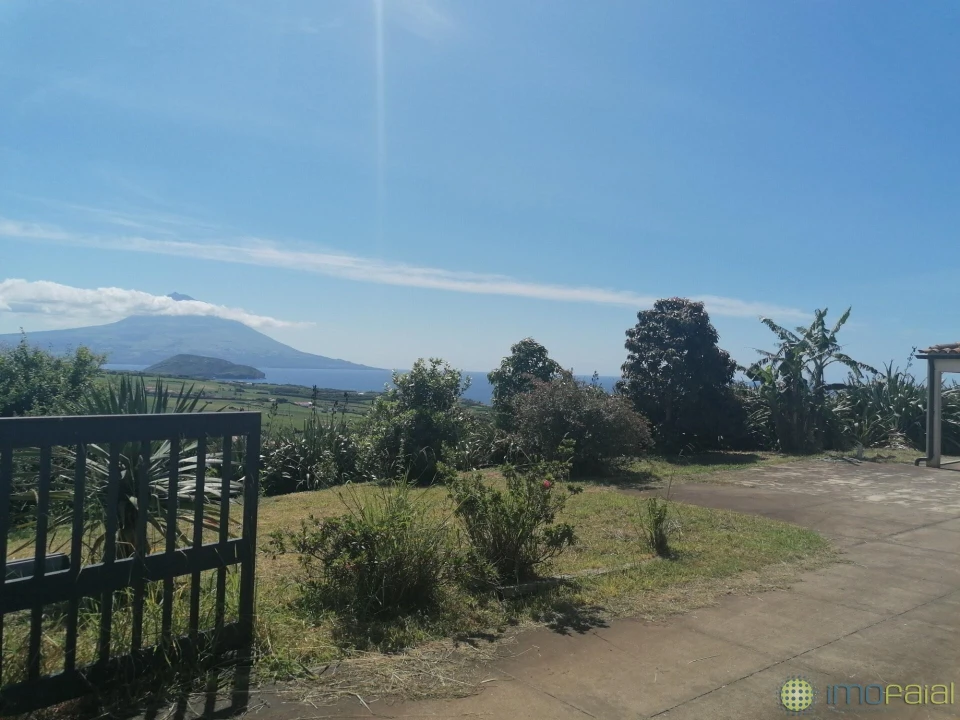 Moradia T5 para Venda em Feteira Foto 2