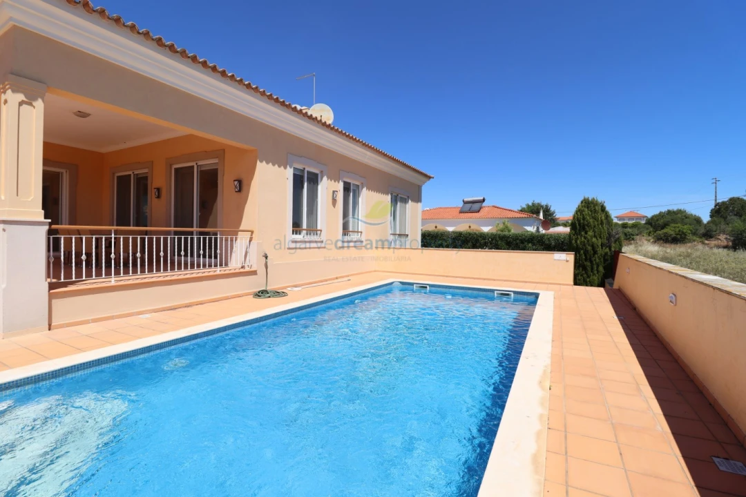 Moradia T4 para Venda em Albufeira e Olhos de Água Foto 1