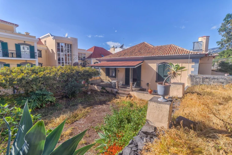 Moradia T4 para Venda em Funchal (Santa Maria Maior) Foto 1