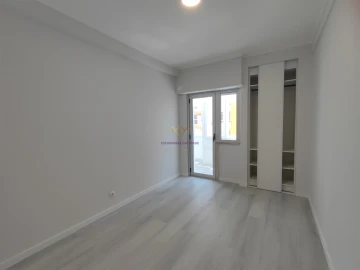Apartamento T2 para Venda em Oeiras e São Julião da Barra, Paço de Arcos e Caxias