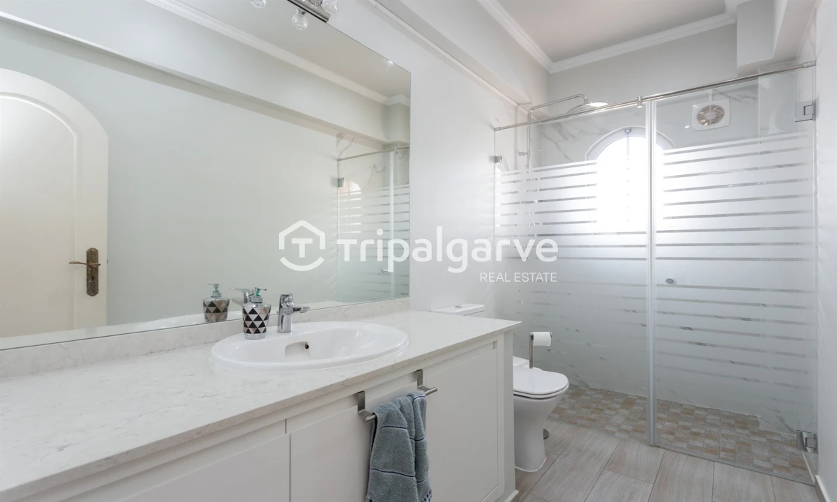 Moradia T5 para Venda em Guia Foto 33