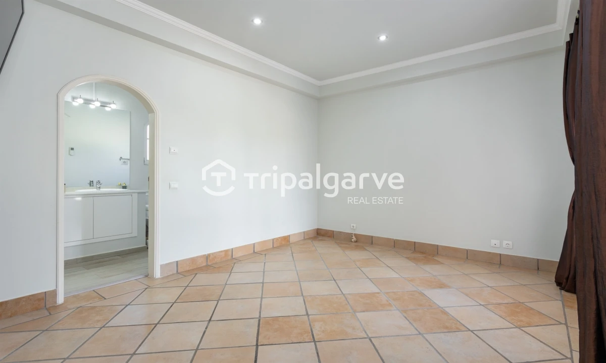 Moradia T5 para Venda em Guia Foto 18