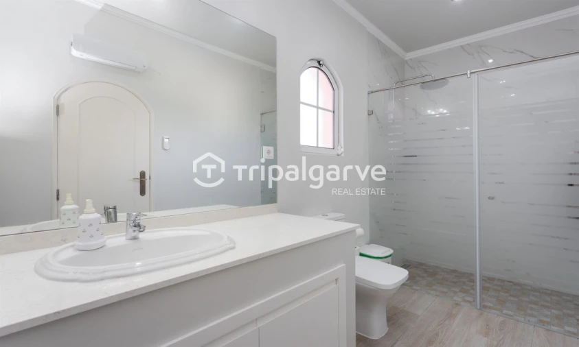 Moradia T5 para Venda em Guia Foto 31