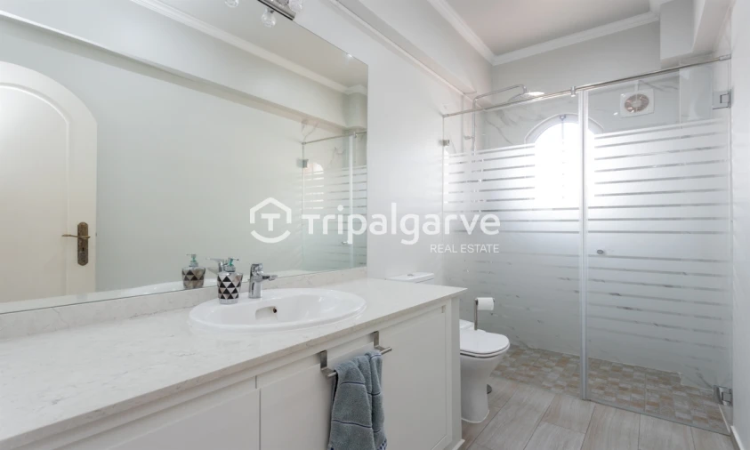 Moradia T5 para Venda em Guia Foto 33