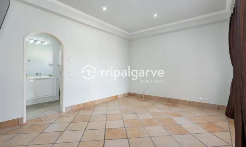 Moradia T5 para Venda em Guia Foto 18