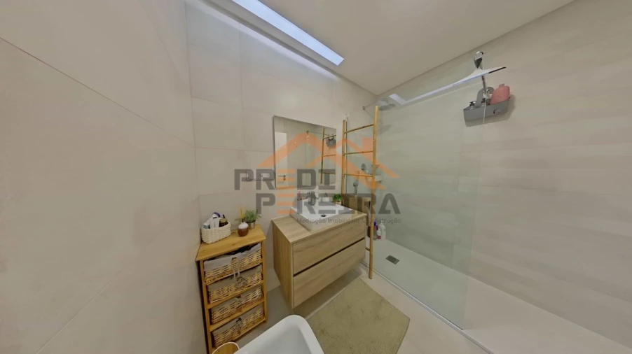 Apartamento T2 para Venda em Pontinha e Famões Foto 23