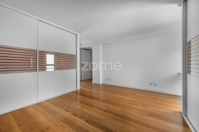 Moradia T4 para Venda em Lordelo do Ouro e Massarelos