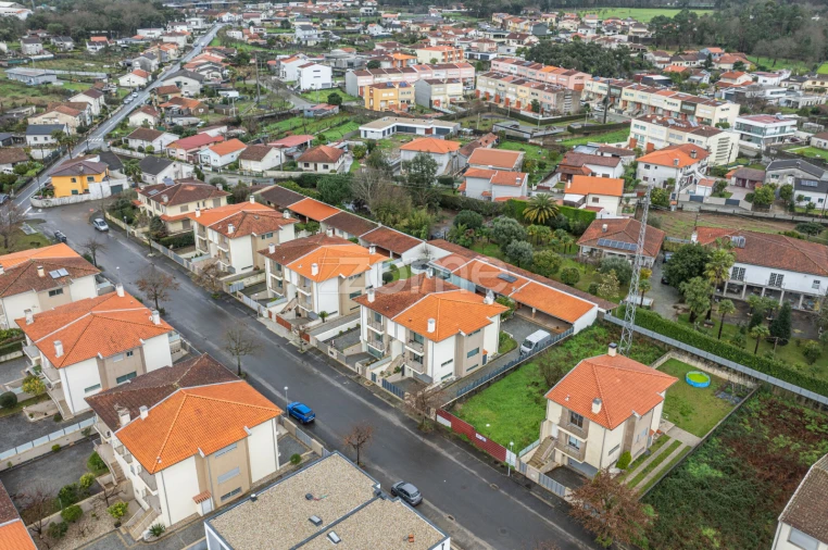 Moradia T3 para Venda em Mire de Tibães Foto 5